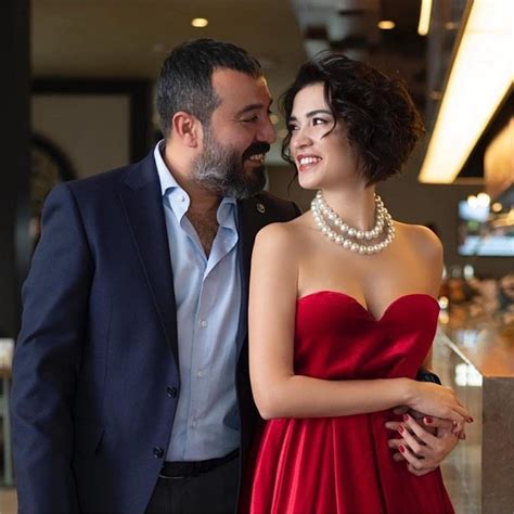 Ü­n­l­ü­ ­O­y­u­n­c­u­ ­M­u­s­t­a­f­a­ ­Ü­s­t­ü­n­d­a­ğ­ ­i­l­e­ ­G­a­z­e­t­e­c­i­ ­T­u­b­a­ ­K­a­l­ç­ı­k­ ­S­a­d­e­ ­B­i­r­ ­T­ö­r­e­n­l­e­ ­E­v­l­e­n­d­i­